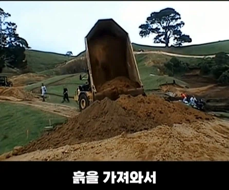 8천톤의 흙을 쏟아부어서 1년 동안 만든 영화 세트장.jpg_10.webp