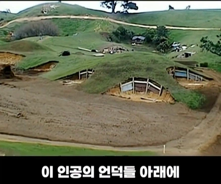 8천톤의 흙을 쏟아부어서 1년 동안 만든 영화 세트장.jpg_12.webp