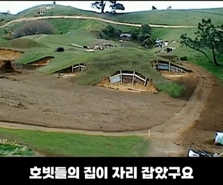 8천톤의 흙을 쏟아부어서 1년 동안 만든 영화 세트장.jpg_13.webp