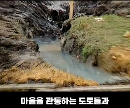 8천톤의 흙을 쏟아부어서 1년 동안 만든 영화 세트장.jpg_14.webp