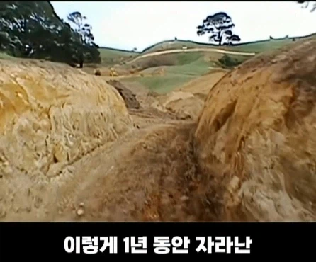 8천톤의 흙을 쏟아부어서 1년 동안 만든 영화 세트장.jpg_18.webp