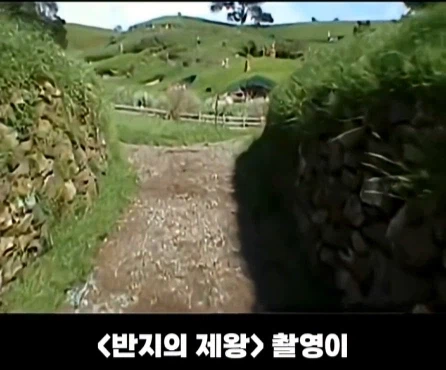 8천톤의 흙을 쏟아부어서 1년 동안 만든 영화 세트장.jpg_20.webp