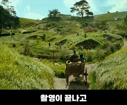 8천톤의 흙을 쏟아부어서 1년 동안 만든 영화 세트장.jpg_23.webp