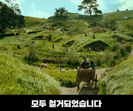 8천톤의 흙을 쏟아부어서 1년 동안 만든 영화 세트장.jpg_24.webp