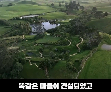 8천톤의 흙을 쏟아부어서 1년 동안 만든 영화 세트장.jpg_26.webp