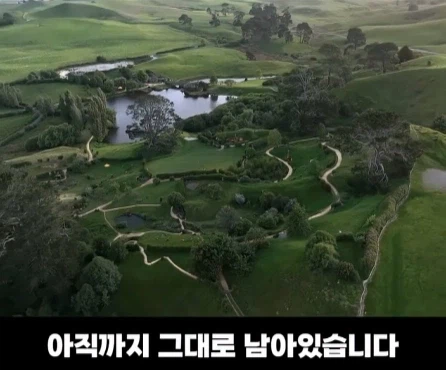 8천톤의 흙을 쏟아부어서 1년 동안 만든 영화 세트장.jpg_27.webp