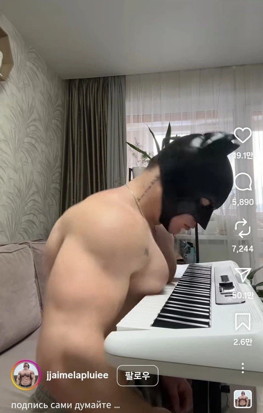 가슴으로 피아노치는 거유배트맨_1.webp