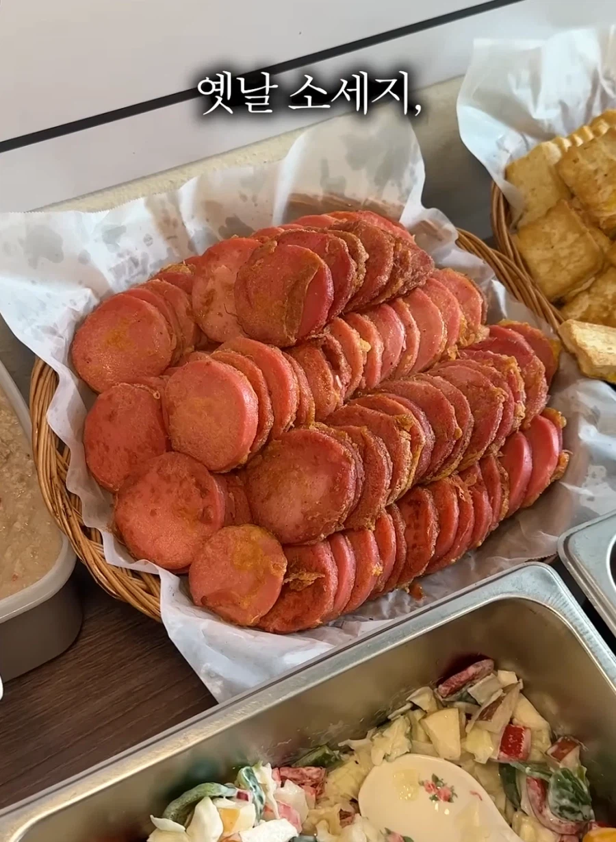 메인 반찬을 시키면 사이드 반찬이 무제한인 밥집_6.webp