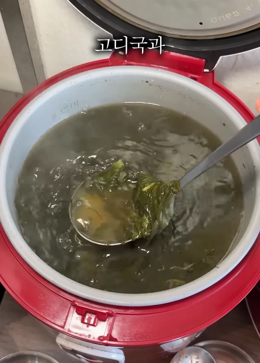 메인 반찬을 시키면 사이드 반찬이 무제한인 밥집_10.webp