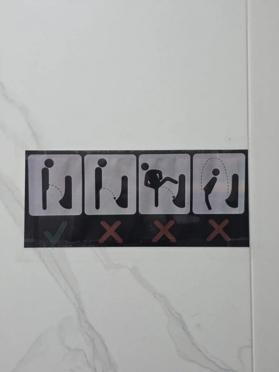 어느 화장실에서 본 신기한 안내판_1.webp