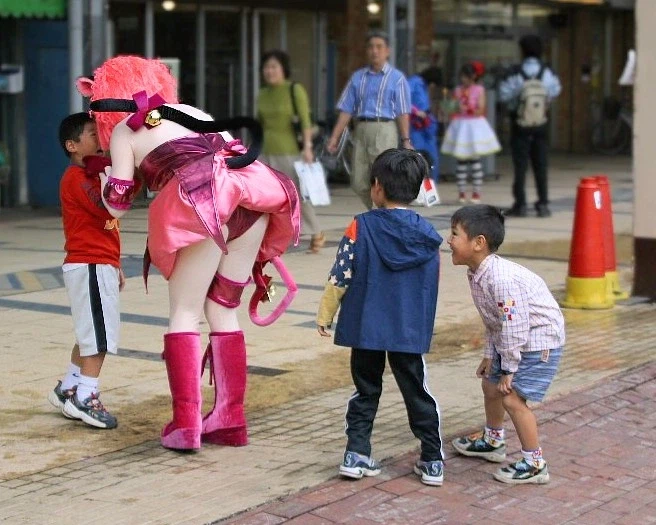 인형탈 보고 신난 아이들.jpg_1.webp