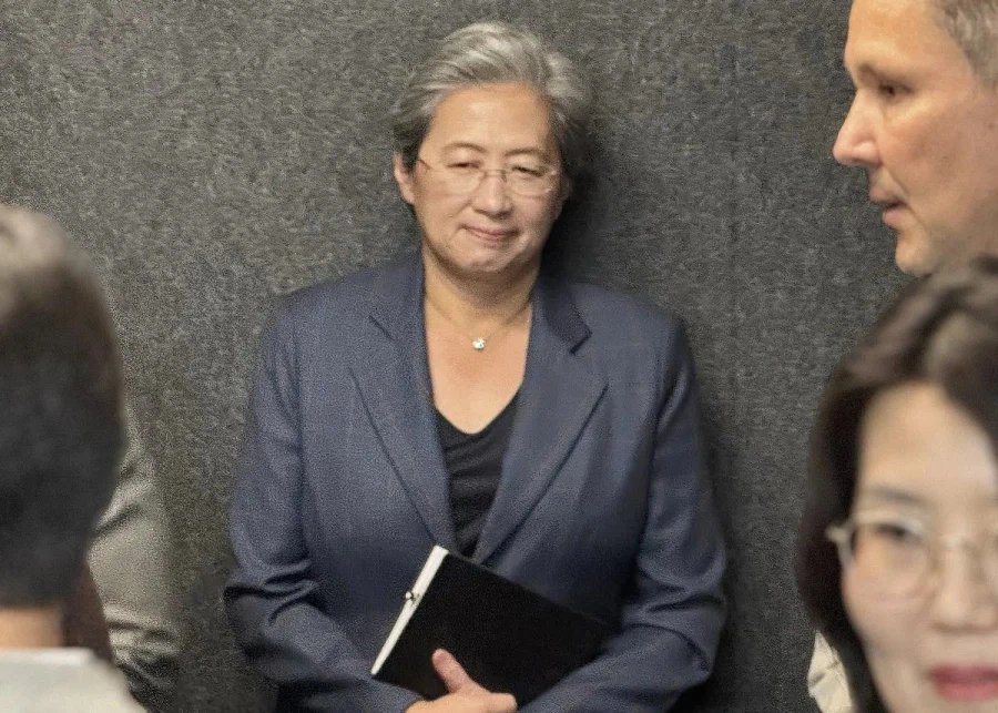 네이버를 찾은 리사 수는 생각이 많아졌다.jpg_3.webp