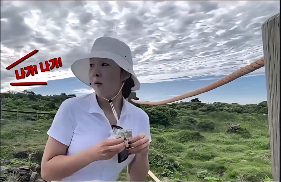 여성 혼자 등산하는데 누가 자꾸 나가라 그럼_2.webp