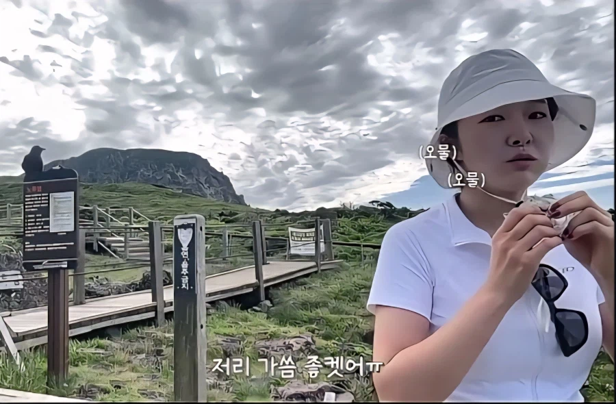 여성 혼자 등산하는데 누가 자꾸 나가라 그럼_5.webp