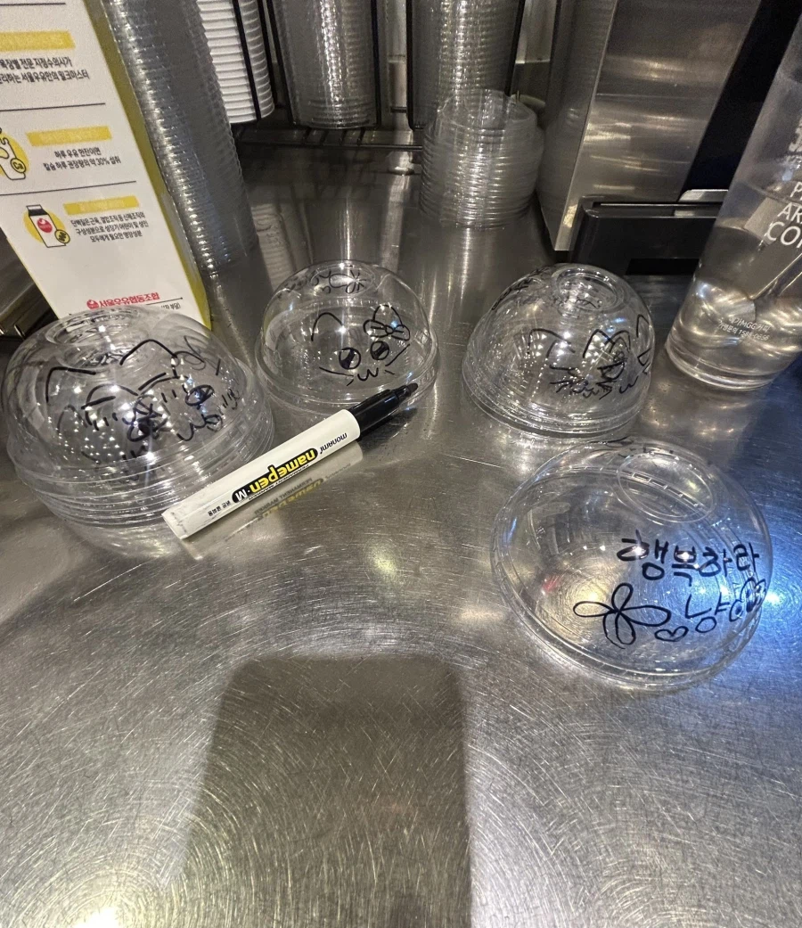 라면 굽기에 이어 이젠 그림도 그려야 되는 메가커피 알바_1.webp