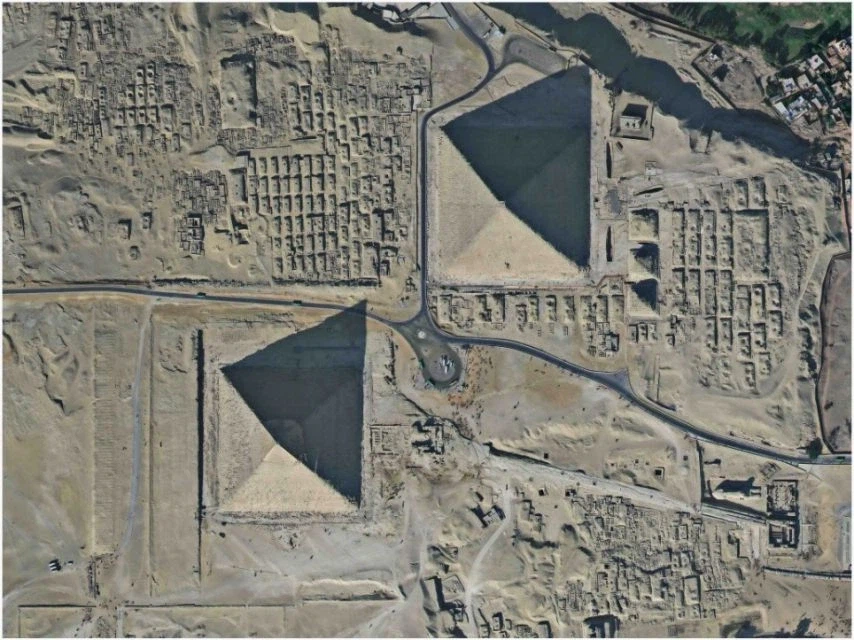 아리랑 7호가 촬영한 이집트 피라미드와 서울 잠실_1.webp