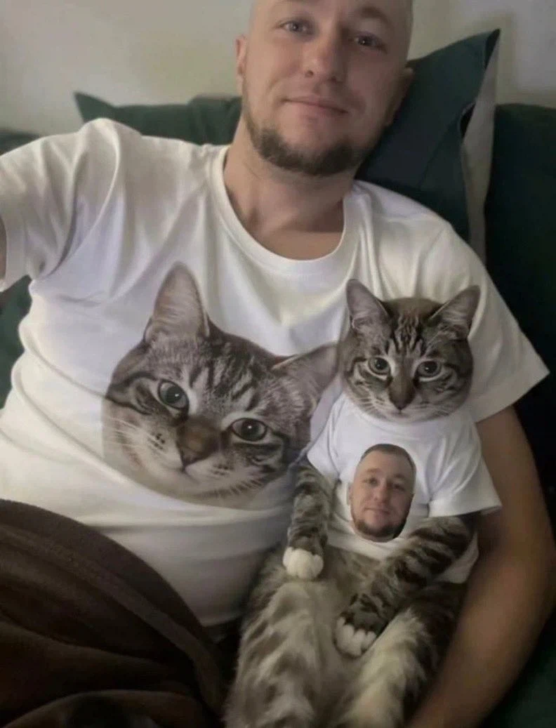 커플룩을 입은 집사와 고양이.jpg_1.webp