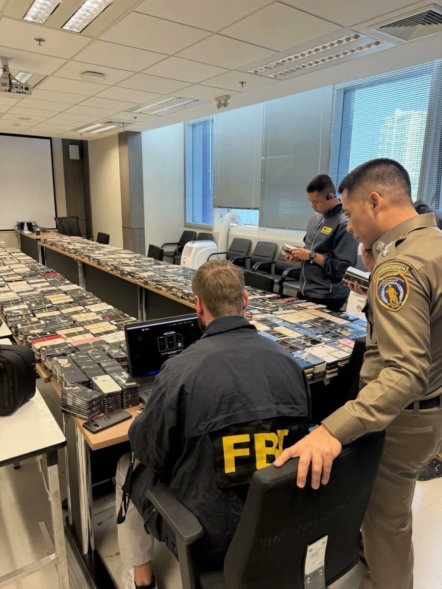 FBI가 압수해서 공개한 피싱 증거품 대포폰들_1.webp