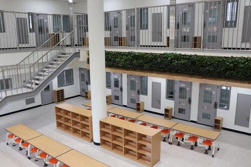 교도소는 더 많이 지어지면 좋겠음_1.webp