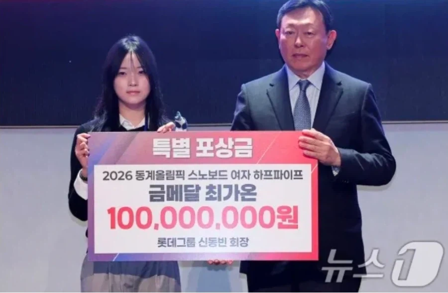 돌부처 표정으로 유명한 스노보드 최가온 선수가 활짝 웃을때.jpg_2.webp