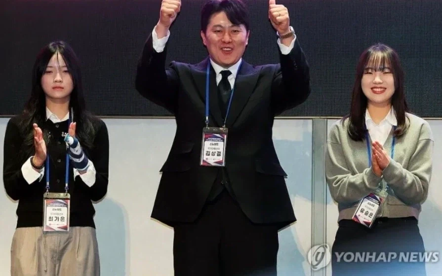 돌부처 표정으로 유명한 스노보드 최가온 선수가 활짝 웃을때.jpg_3.webp