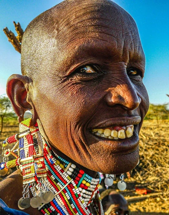 귀에 커다란 구멍을 내는 아프리카 원주민_2.webp