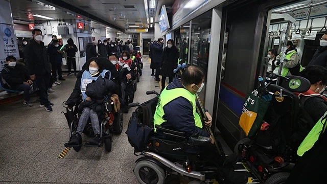 bts 콘서트고 알빠아니고 지하철 이용하는 입장에서보면_1.webp