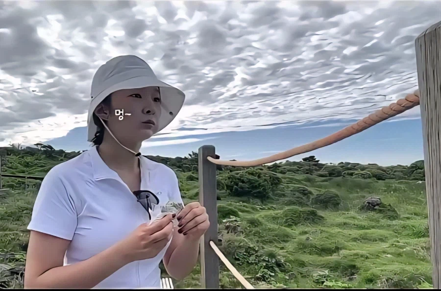 여성 혼자 등산하는데 누가 자꾸 나가라 그럼_1.webp