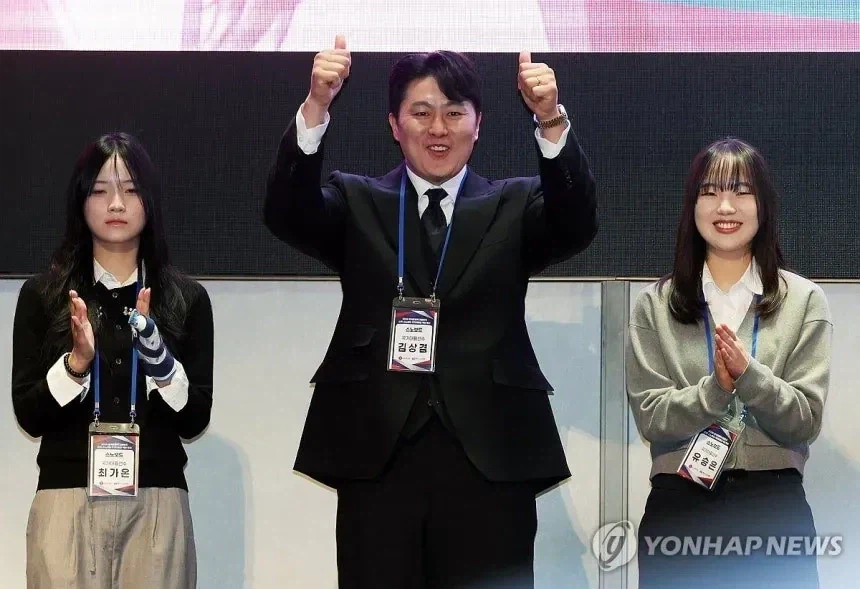 포상금을 4억을 받는데 표정관리가 안됨_2.webp