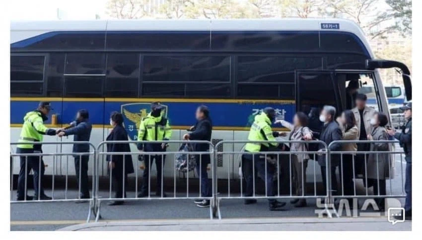 결혼식 가는데 당하는 몸수색_1.webp