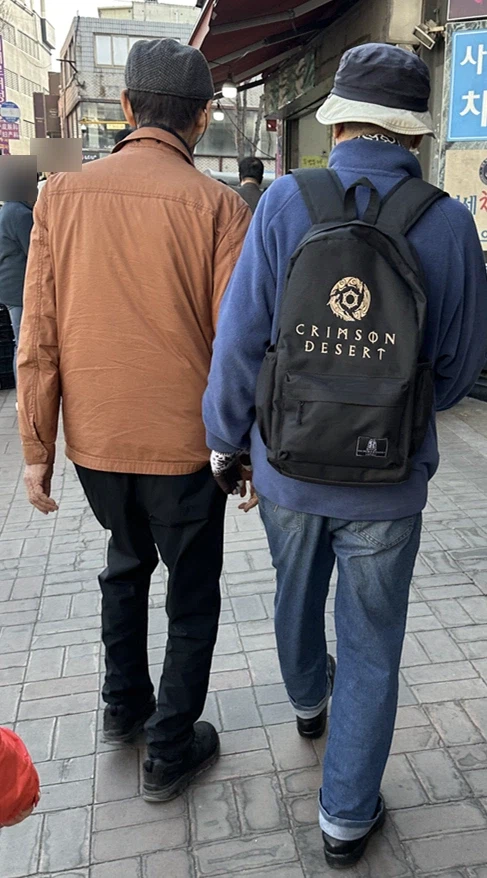 메는 방법이 심히 어려울 거 같은 가방.._1.webp