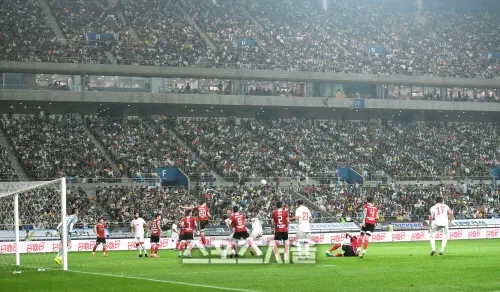 서울에 무려 64,000명이나 모여 매진됐으나 주인공이 사라진 사건.jpg_1.webp