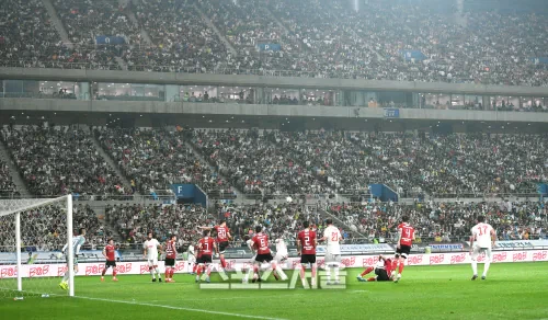 서울에 무려 64,000명이나 모여 매진됐으나 주인공이 사라진 사건.jpg_1.webp