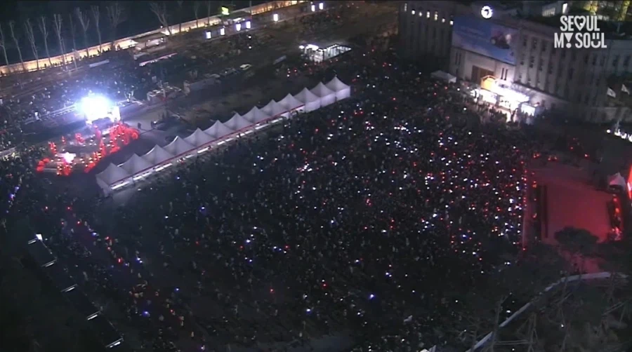 ???: BTS 광화문 사람 왤캐없음? 거품아님??_1.webp