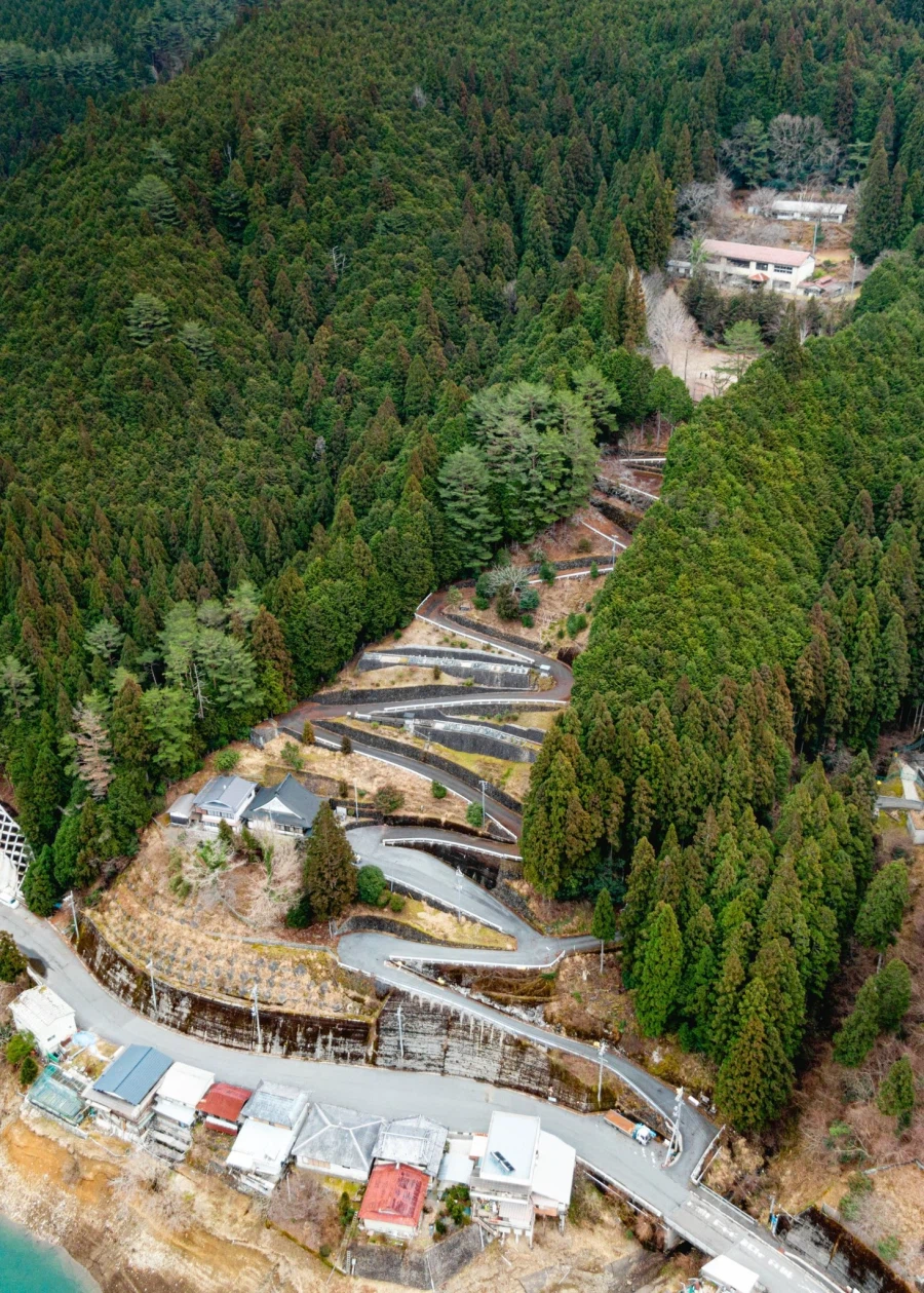 일본, 11번 꺾이는 고갯길의 폐교️_1.webp