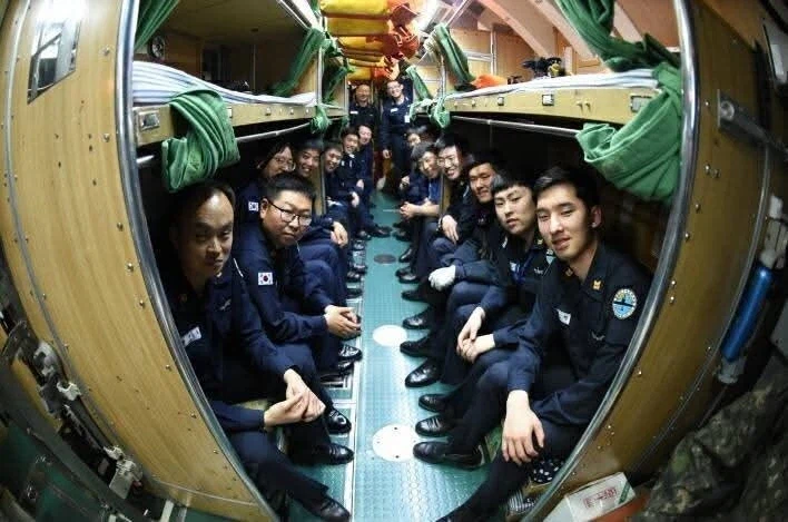 잠수함 생활을 교도소 생활과 비교한 밀리터리 작가_3.webp