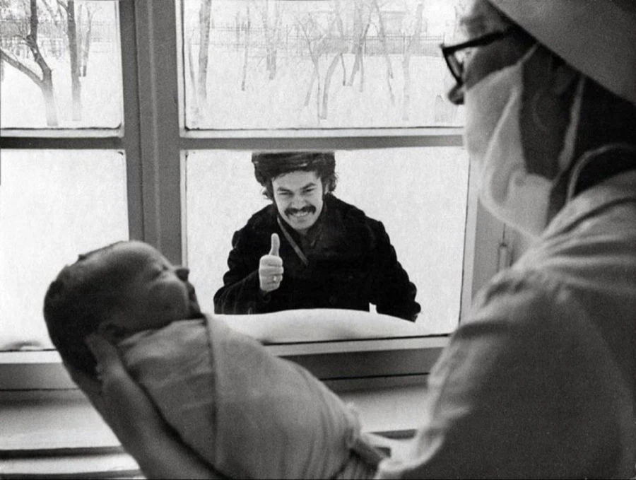 창밖에서 갓 태어난 자식을 보는 아버지_1.webp