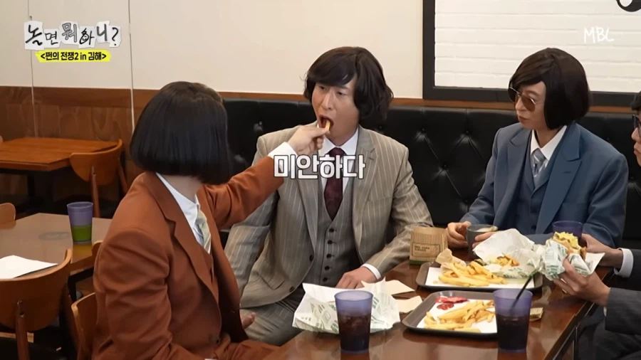 니 땅에 떨어진거 못묵나!_11.webp