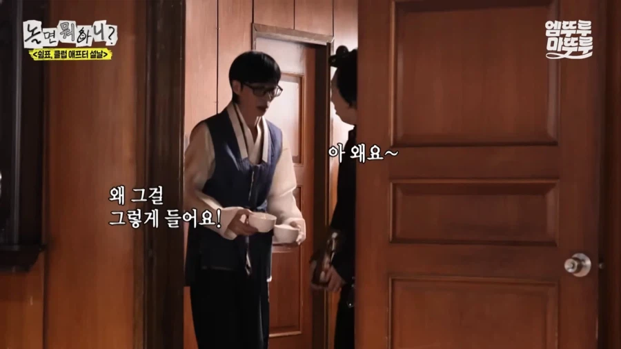 결혼사진을 들때 하면 안되는 자세_2.webp