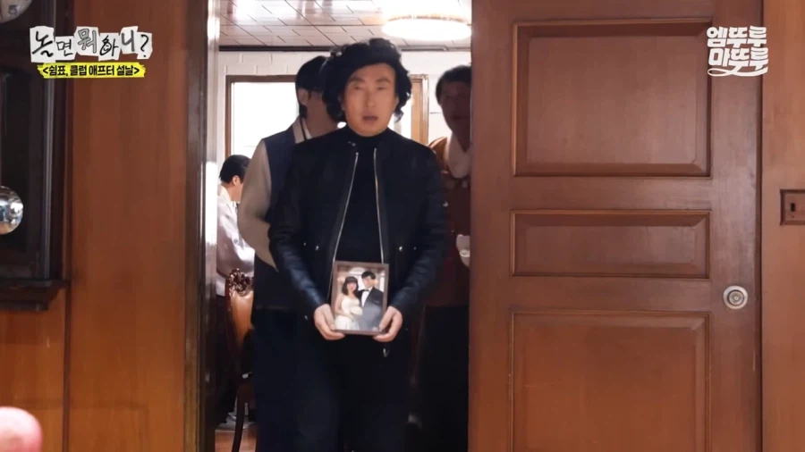 결혼사진을 들때 하면 안되는 자세_3.webp