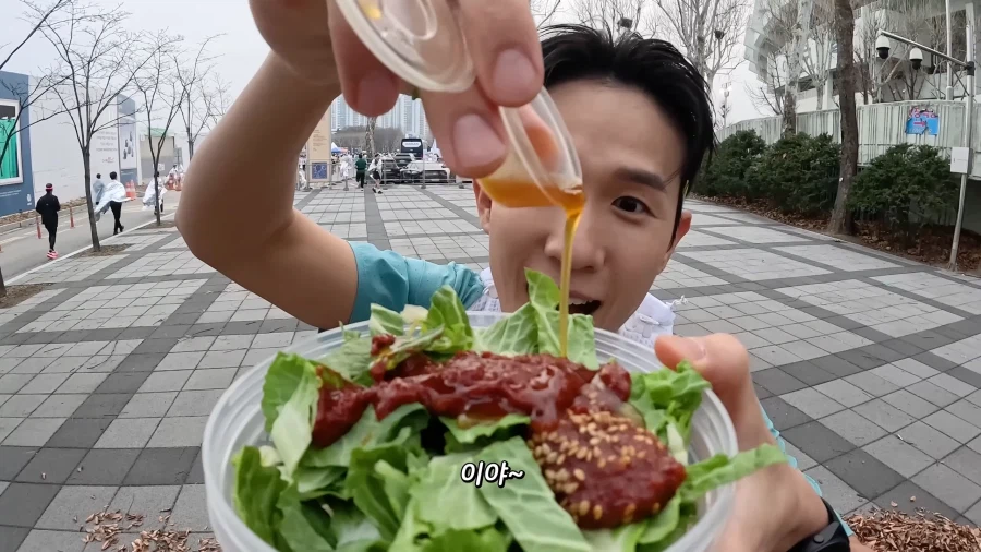 유튜브) 나갈데까지 나간 봄동비빔밥_1.webp