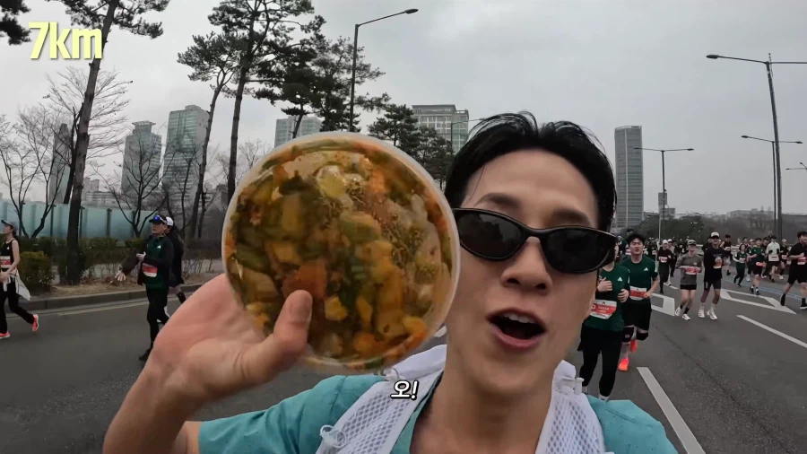 유튜브) 나갈데까지 나간 봄동비빔밥_5.webp