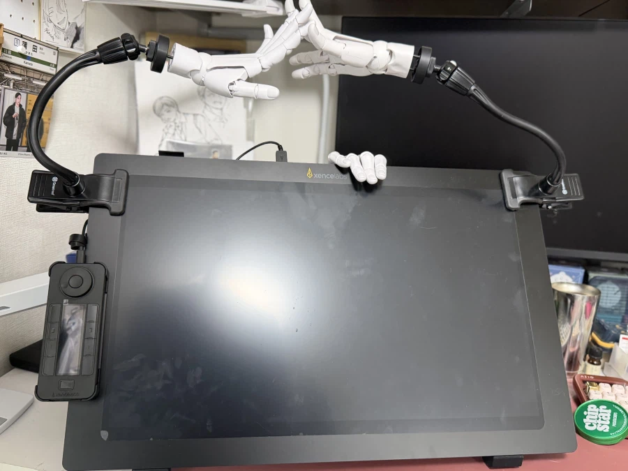 손 모형을 보기 쉽게 배치한 그림쟁이_1.webp