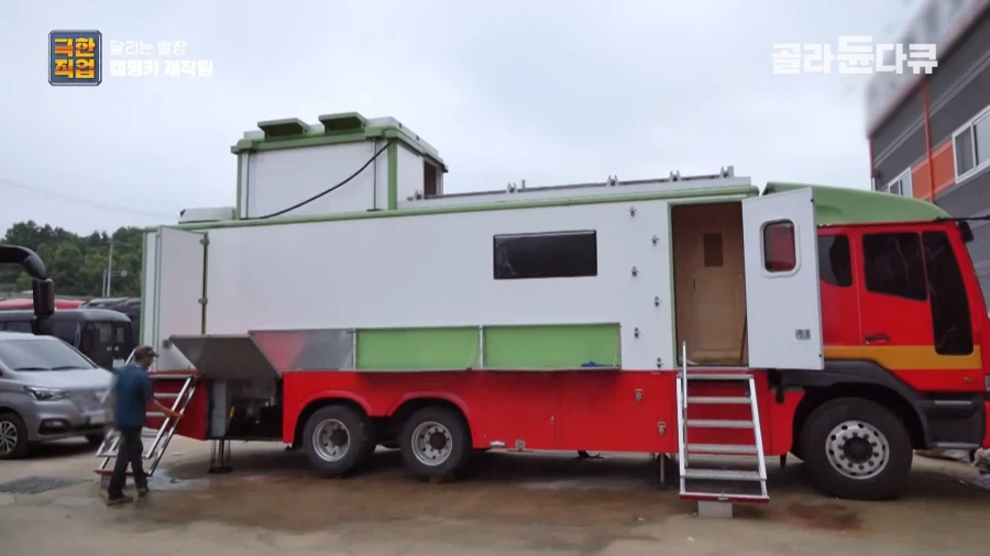 소방차를 캠핑카로 개조한 차주_3.webp