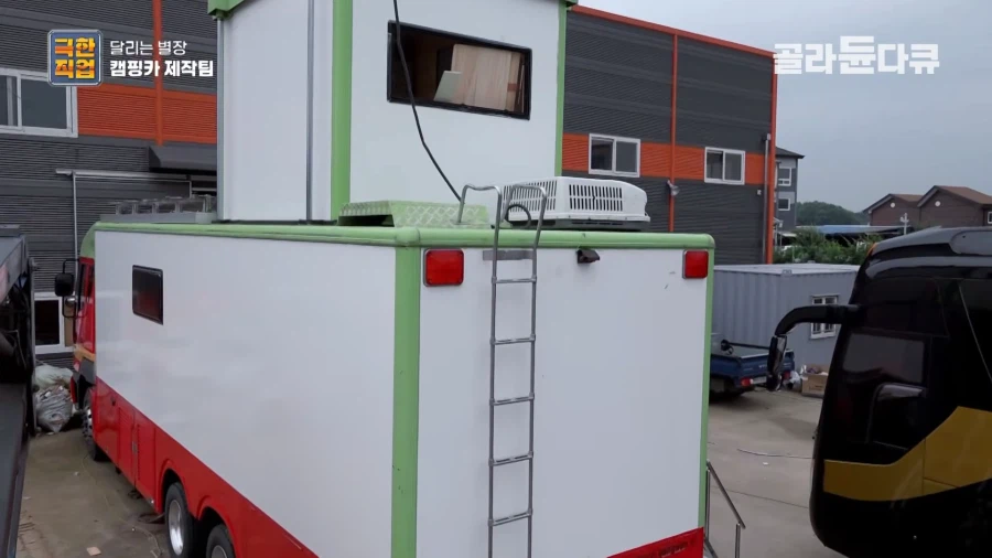 소방차를 캠핑카로 개조한 차주_4.webp