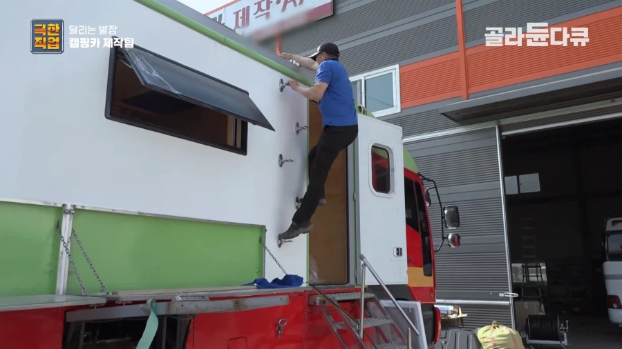 소방차를 캠핑카로 개조한 차주_5.webp