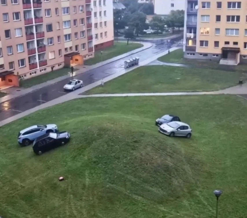 여긴 무슨 무덤에다 차를 대놨어?.jpg_1.webp