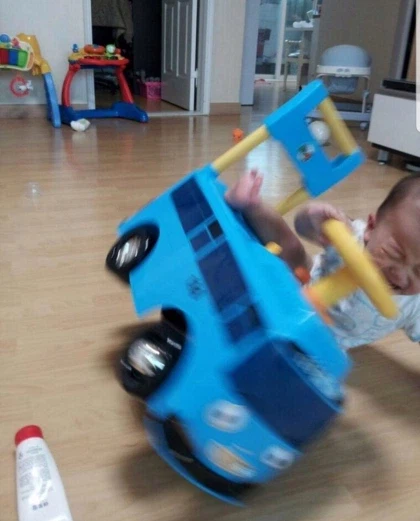 어린이 버스 전복 사고 사진_1.webp