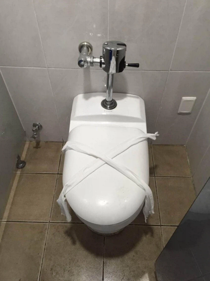 인권 말살 직전에 겨우 피난처 찾았는데 절망 스러울 때_1.webp