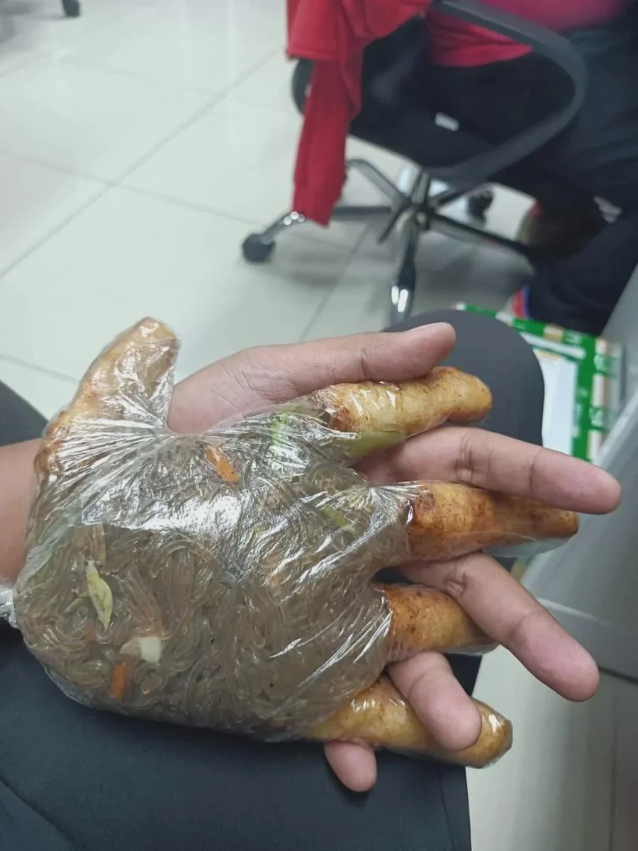 손을 꼭 잡(은)채_1.webp